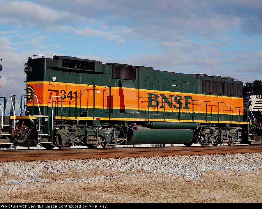 BNSF GP60B on NS 143